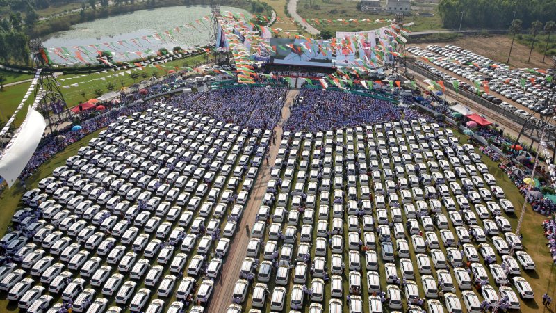 Indian diamond merchant gives 600 new cars to his staff