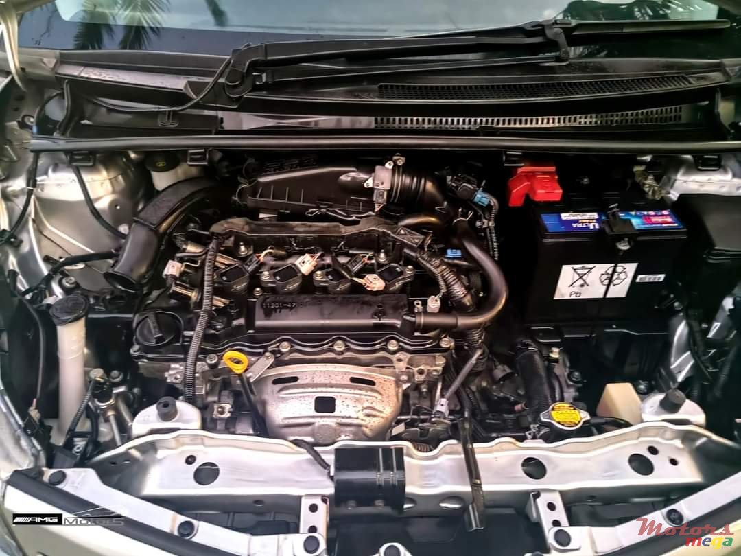 2012' Toyota Vitz photo #6