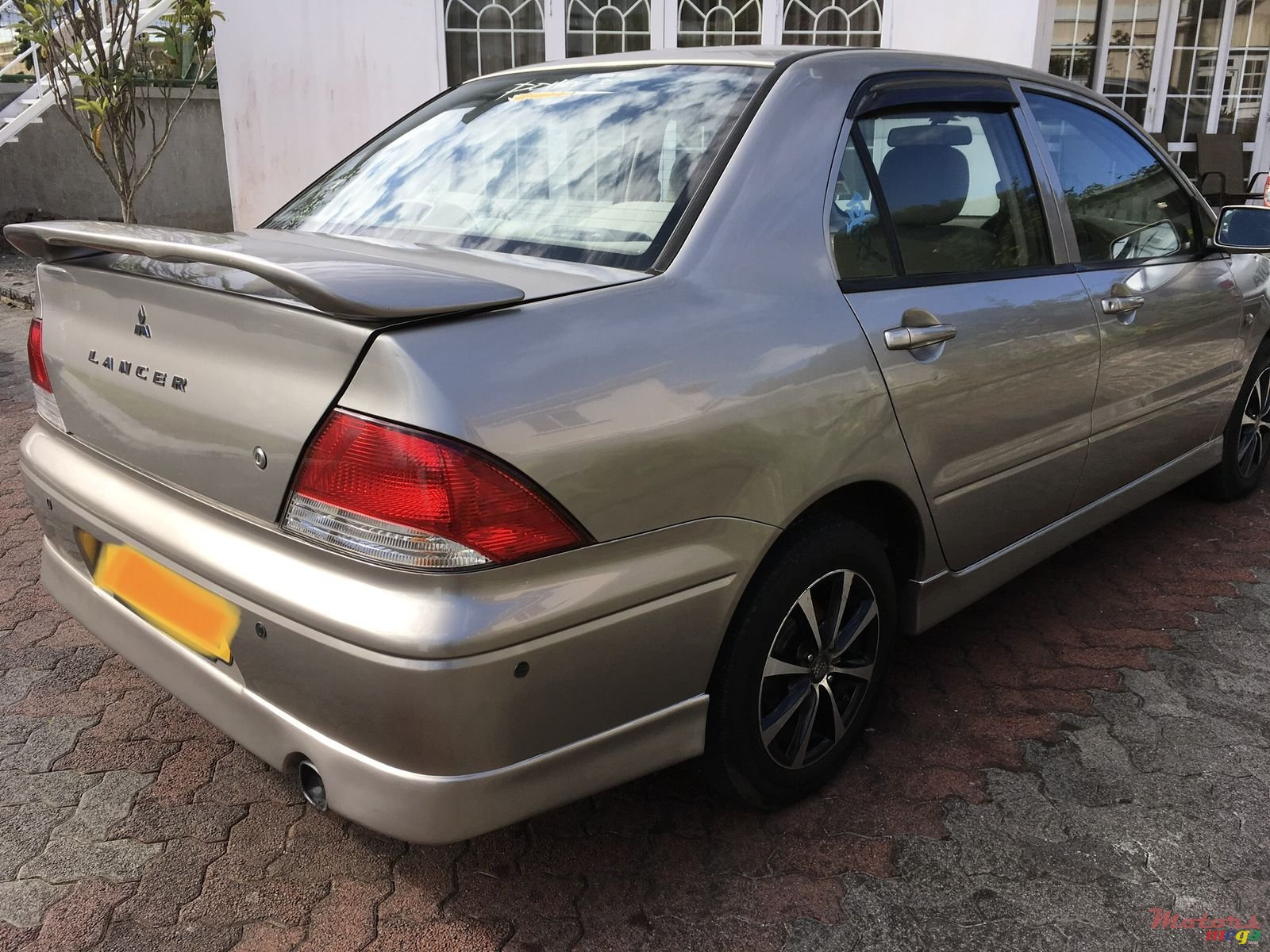 2002' Mitsubishi Lancer photo #3