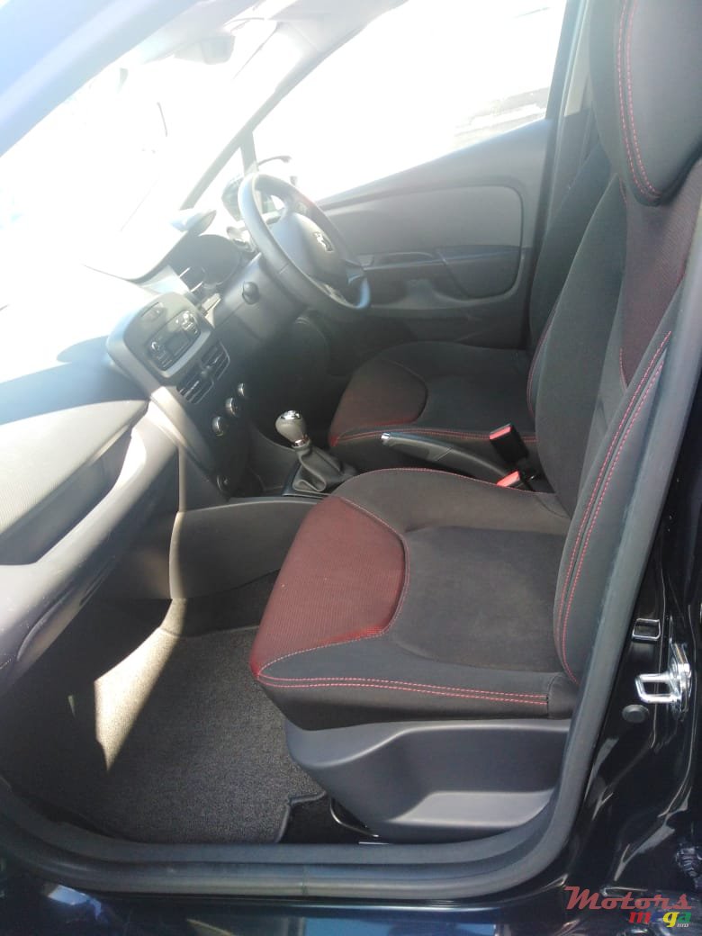 2014' Renault Clio photo #2