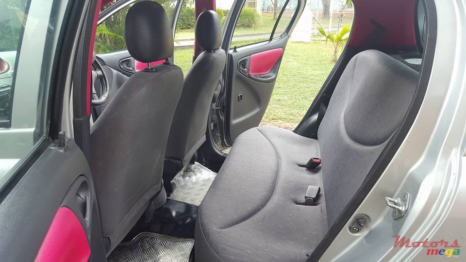 2000' Toyota Vitz photo #7