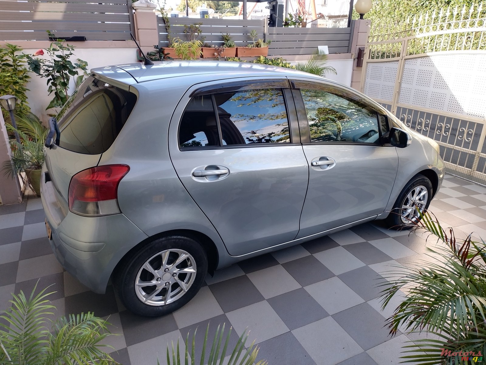 2009' Toyota Vitz photo #3