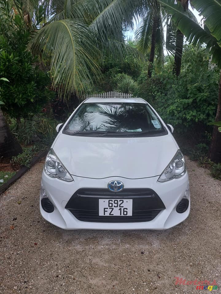 2016' Toyota Aqua photo #2