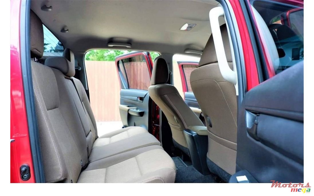 2017' Toyota RunX photo #5