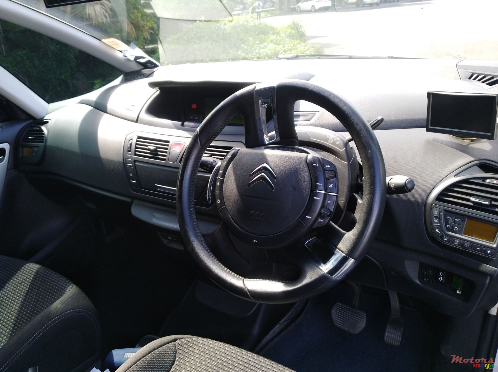 2012' Citroen C4 Picasso photo #4