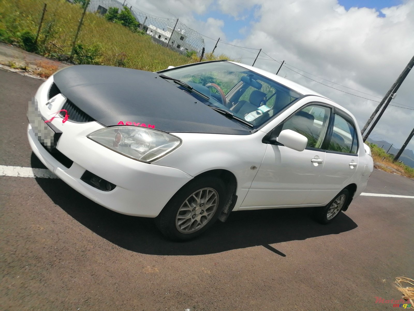 2004' Mitsubishi Lancer photo #2