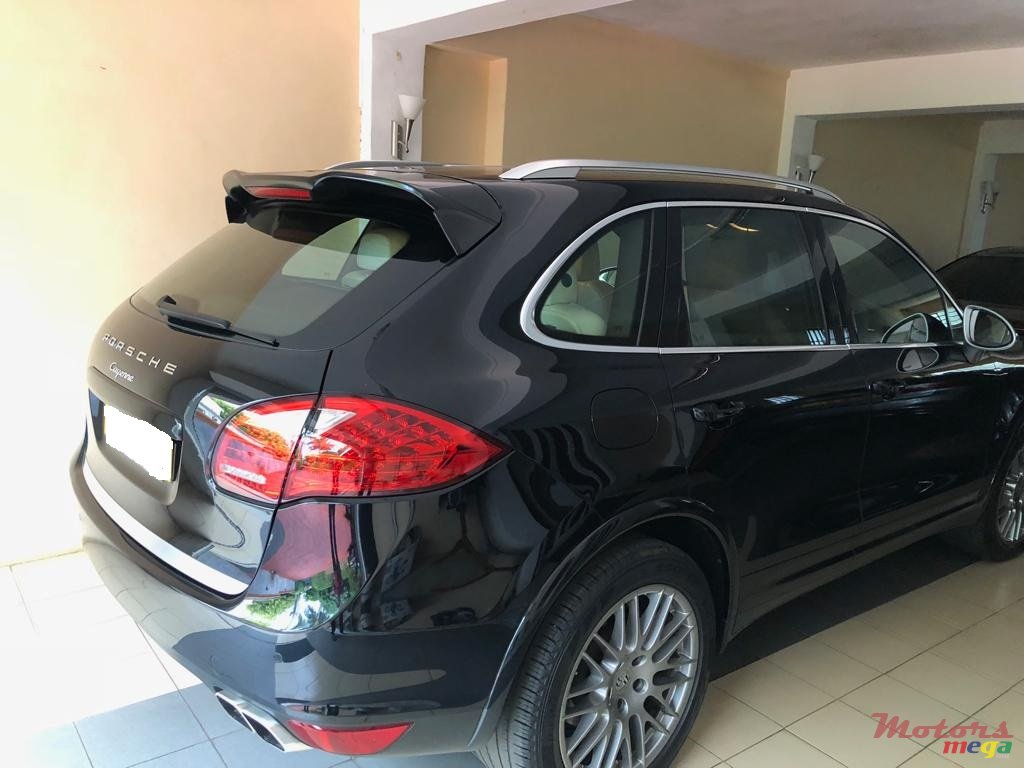 2012' Porsche Cayenne photo #5