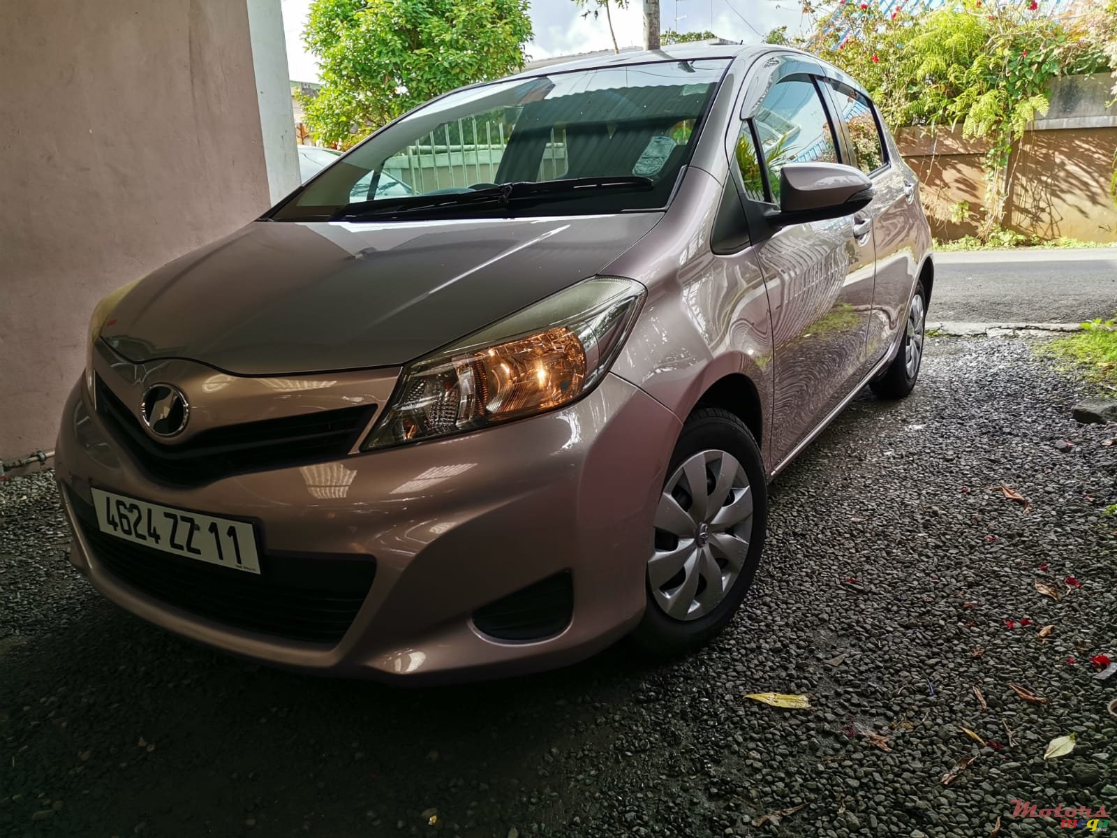 2011' Toyota Vitz photo #1