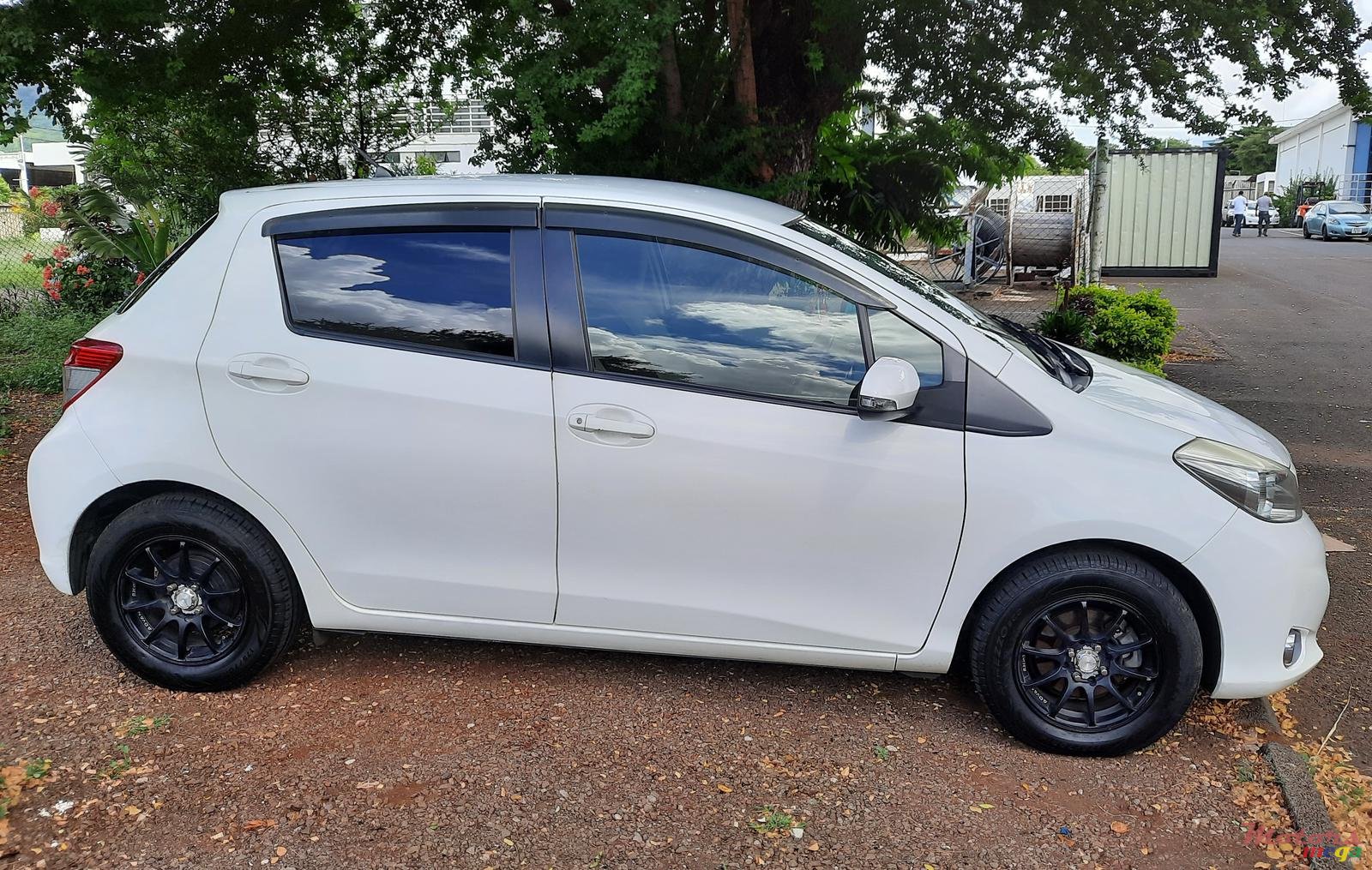 2013' Toyota Vitz photo #2