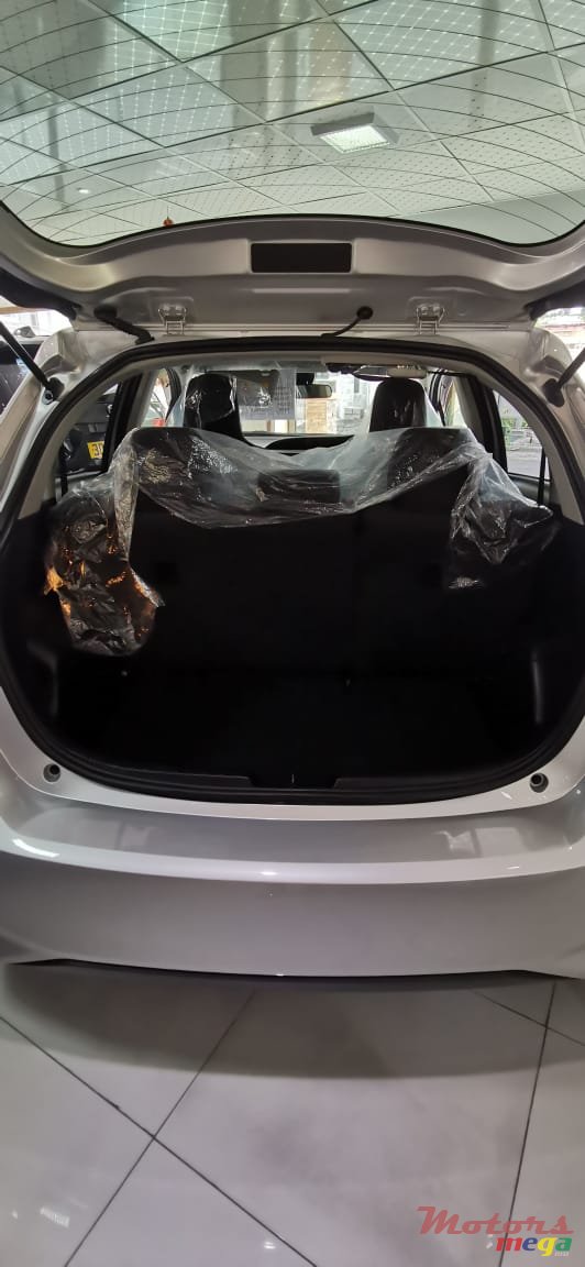 2018' Toyota Vitz photo #5