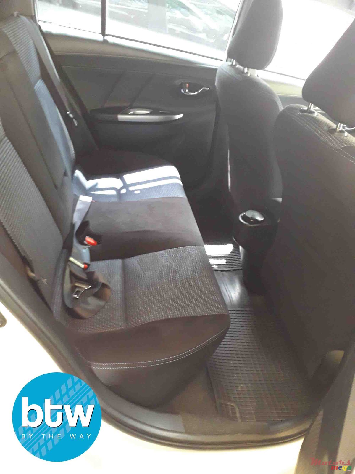 2017' Toyota Yaris photo #7