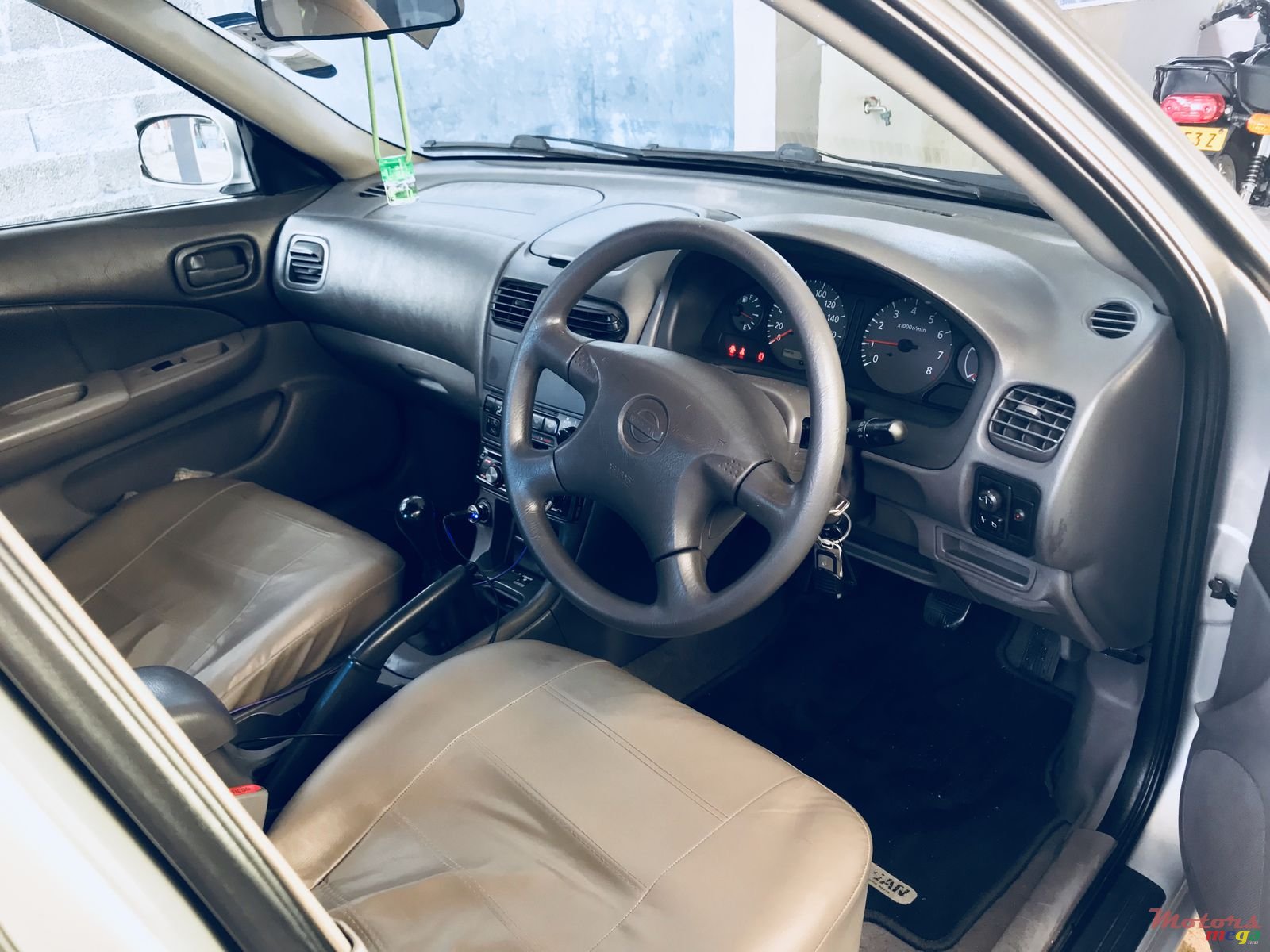 2001' Nissan Sunny photo #1