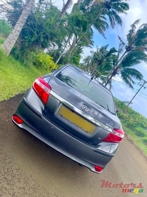 2017' Toyota Yaris photo #2