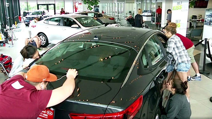 Someone Kissed A Kia Optima For 50 Hours To Win It