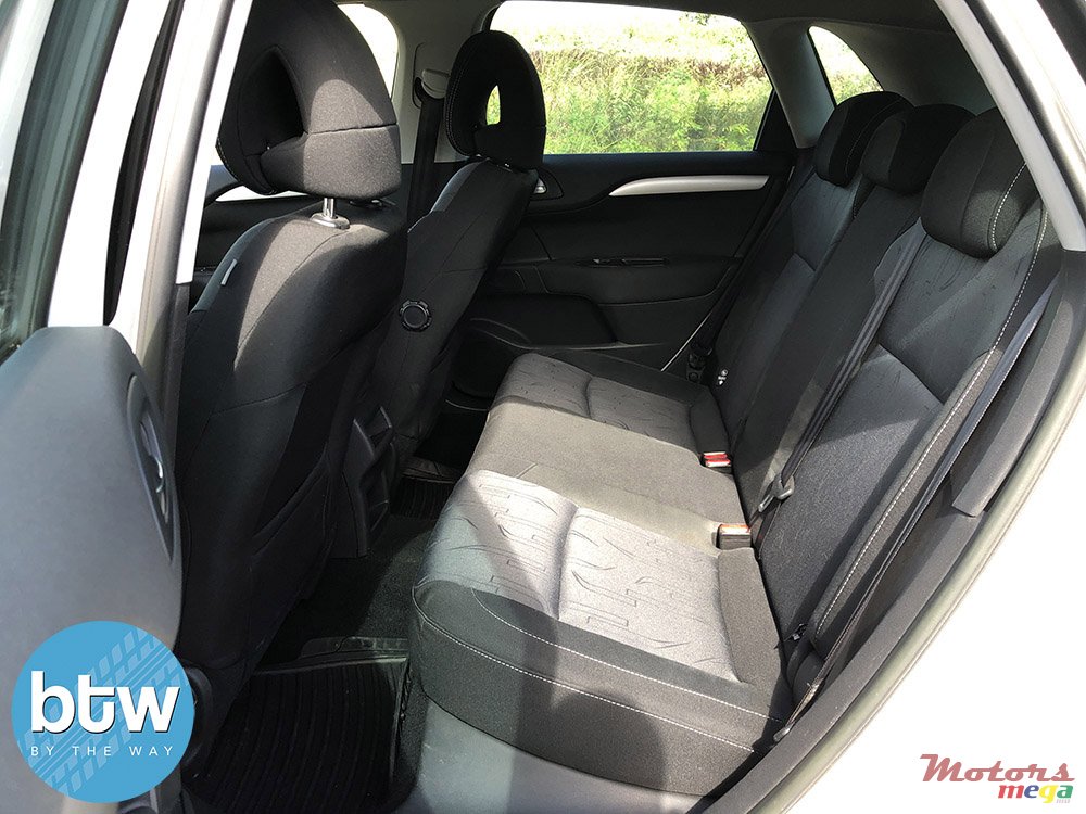 2015' Citroen C4 photo #4