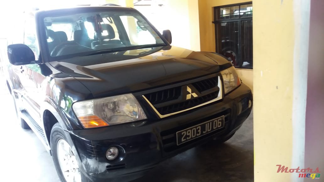 2006' Mitsubishi Pajero photo #1
