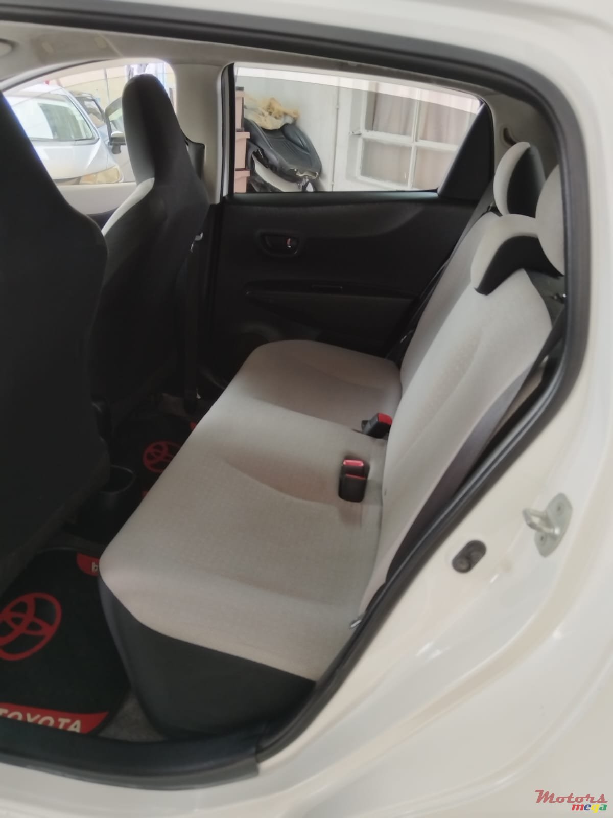 2012' Toyota Vitz 1300cc photo #3