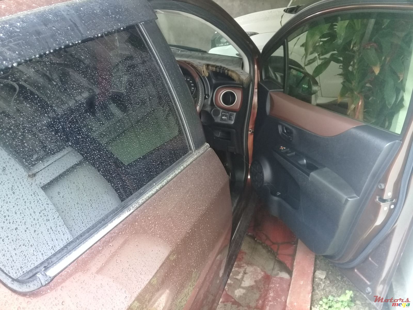 2012' Toyota Vitz Jewela photo #2