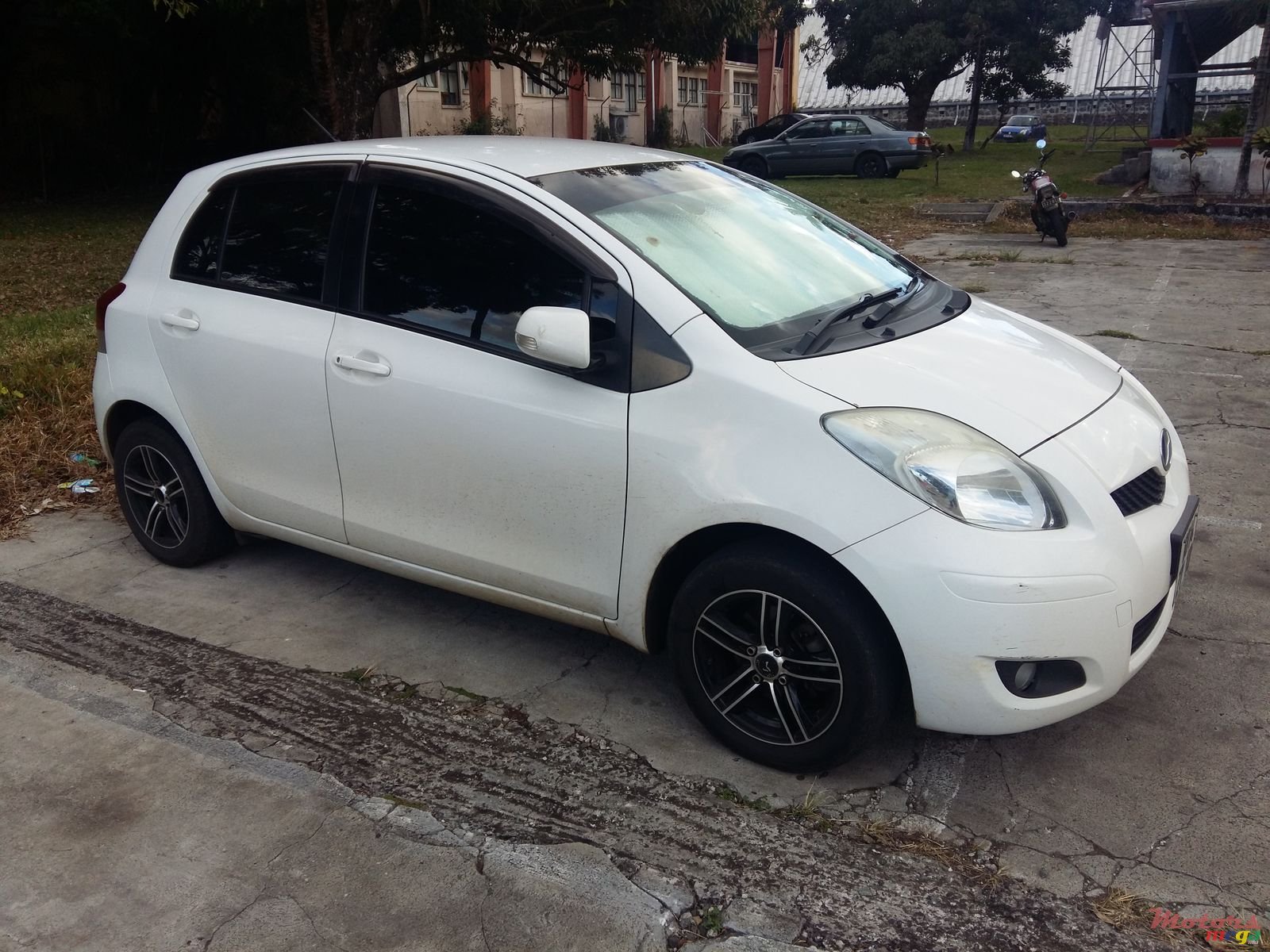 2010' Toyota Vitz photo #2