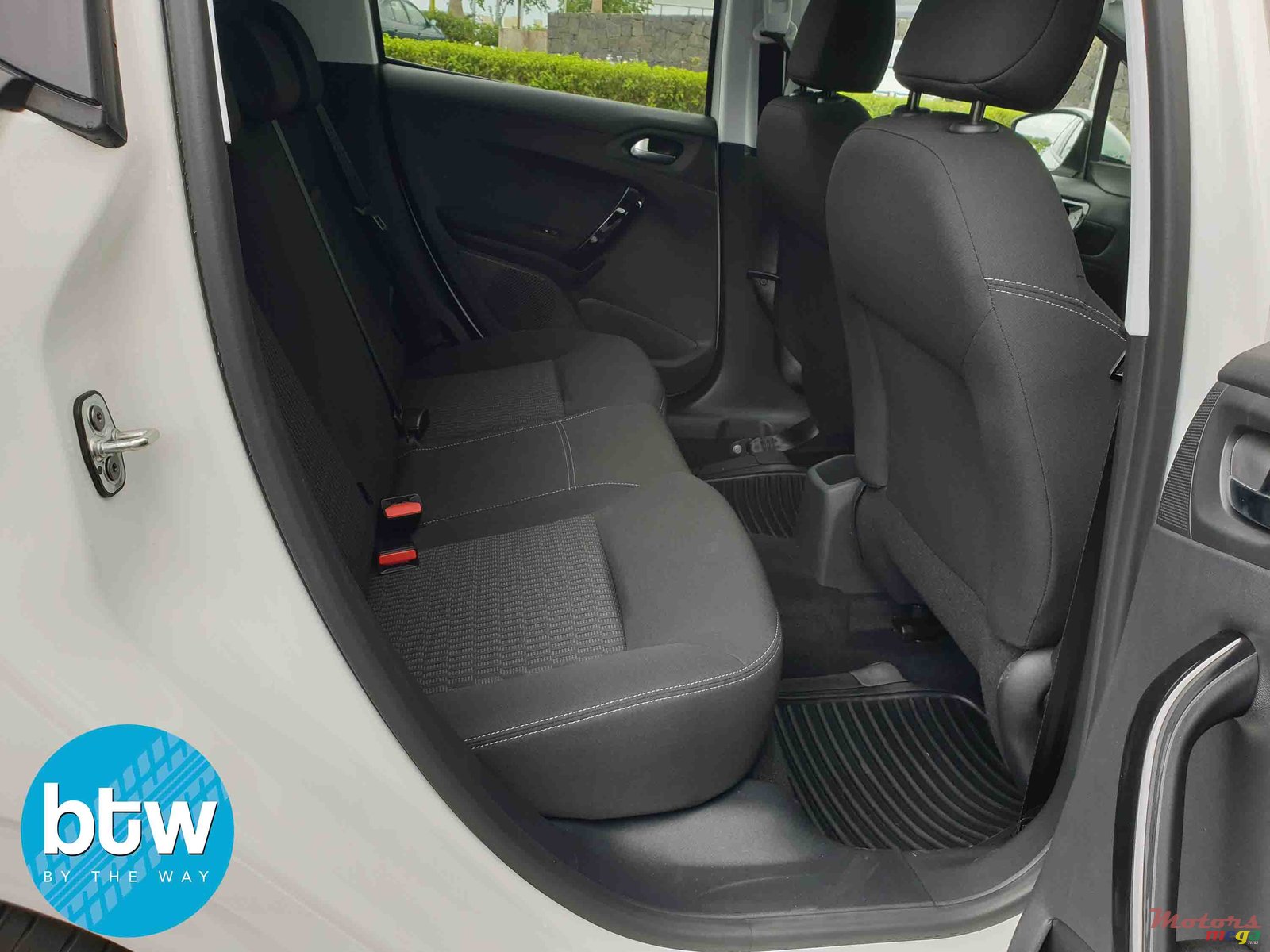 2018' Peugeot 208 PURETECH photo #3