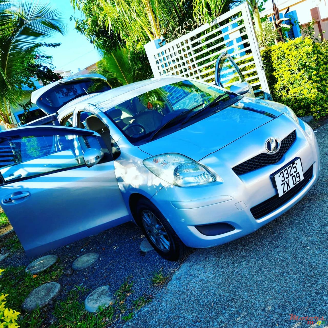 2009' Toyota Vitz Jant cosmic photo #1