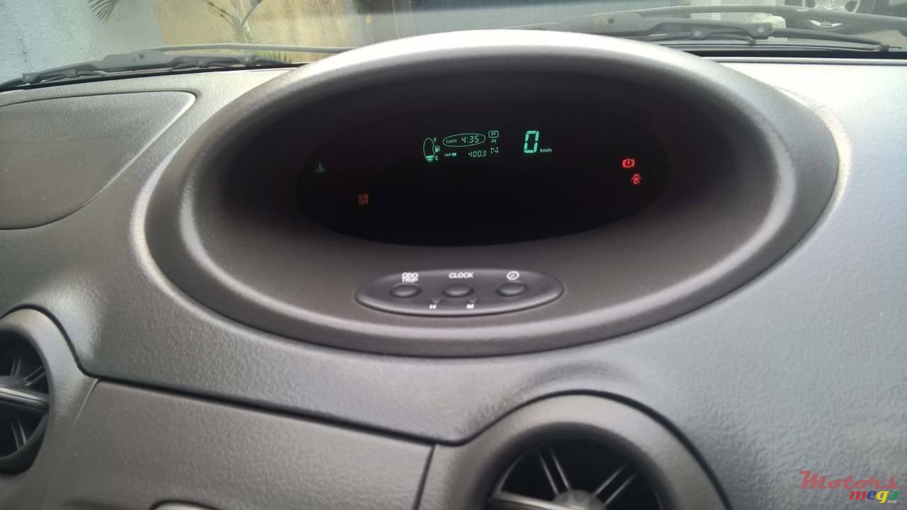 2001' Toyota Vitz photo #4