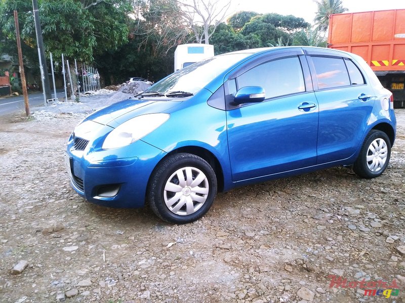 2007' Toyota Vitz photo #2