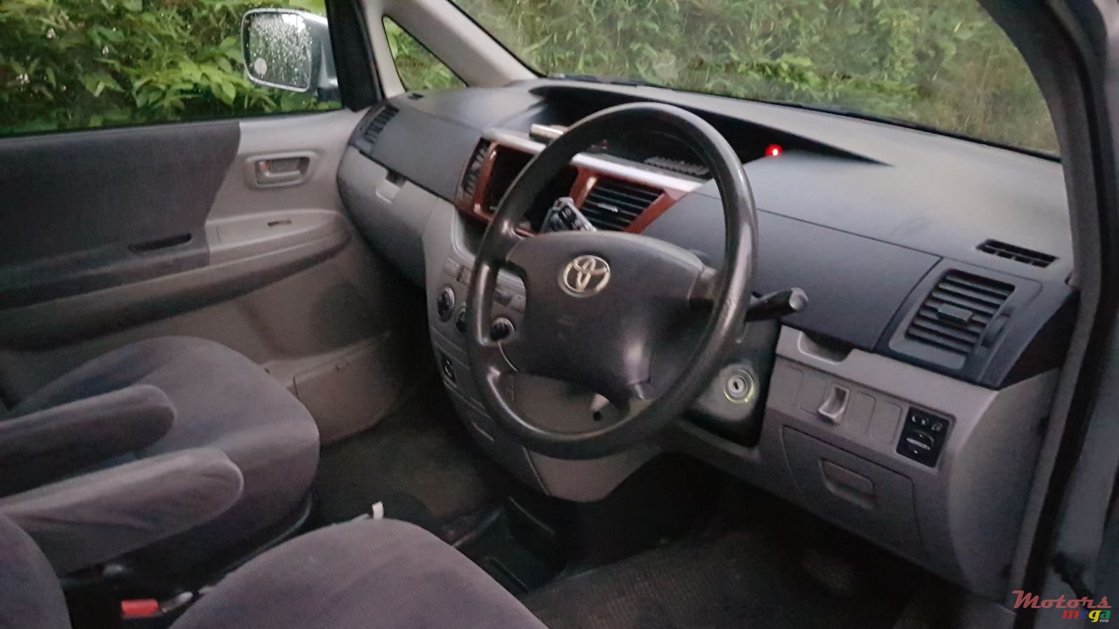 2001' Toyota Noah photo #2