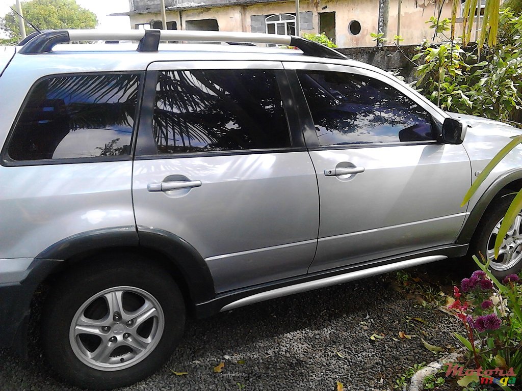 2005' Mitsubishi Outlander photo #2