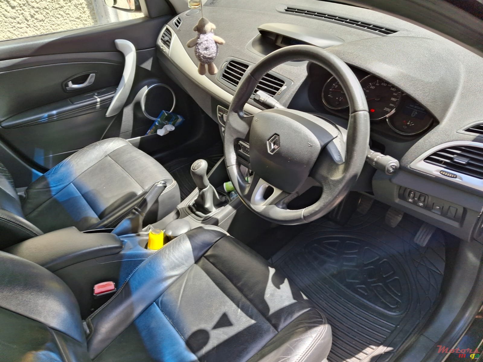 2011' Renault Fluence photo #6