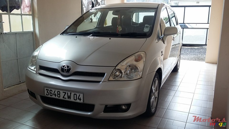 2004' Toyota Verso photo #1