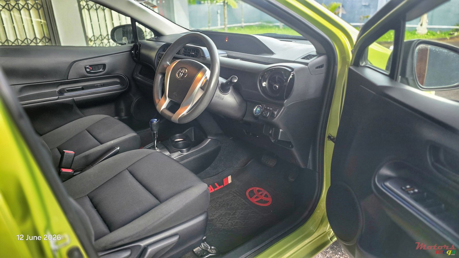 2015' Toyota Aqua photo #2