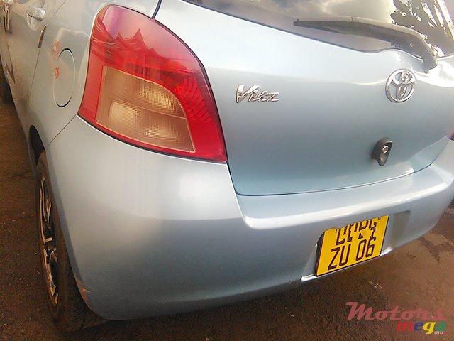 2006' Toyota Vitz photo #2