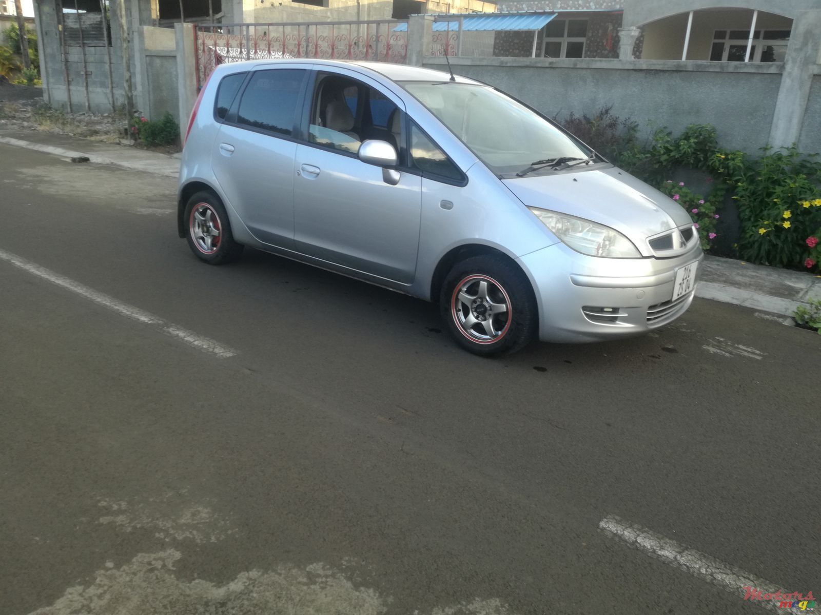 2004' Mitsubishi Colt photo #3