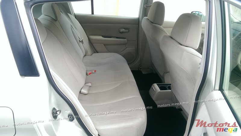 2007' Nissan Tiida H/back photo #4