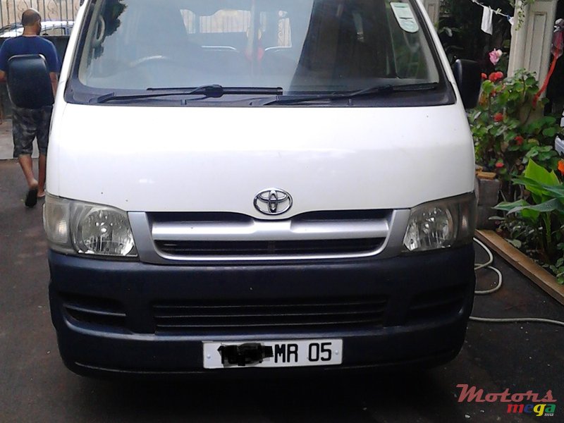 2005' Toyota HiAce photo #1