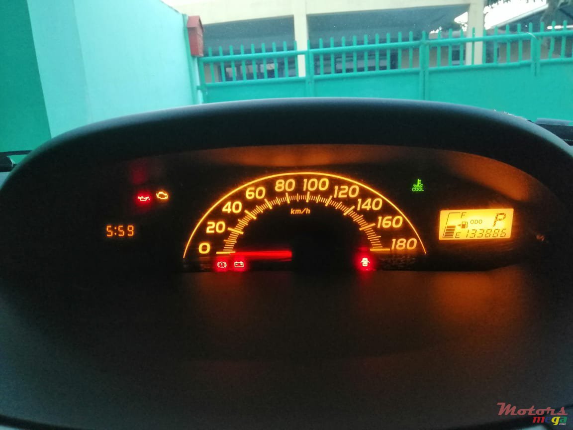 2009' Toyota Vitz photo #4