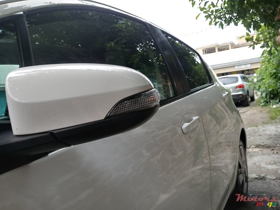 2011' Toyota Vitz 1300 photo #5