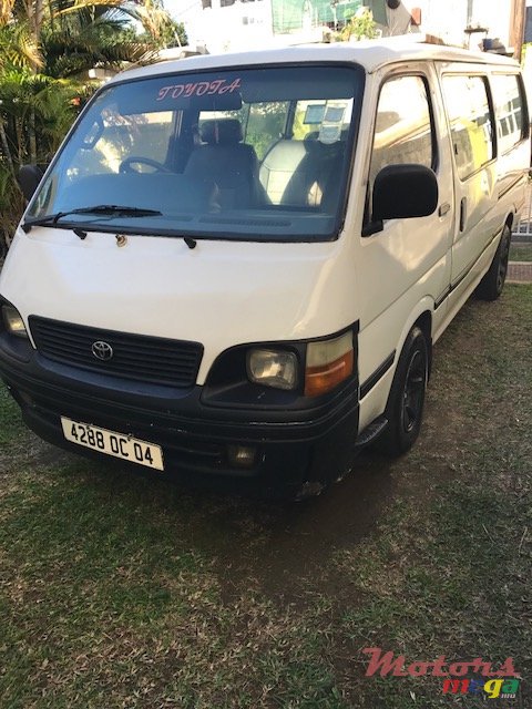 2004' Toyota HiAce photo #2