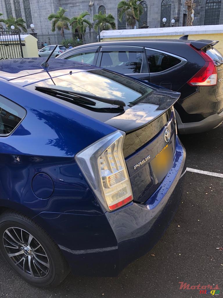 2011' Toyota Prius photo #2