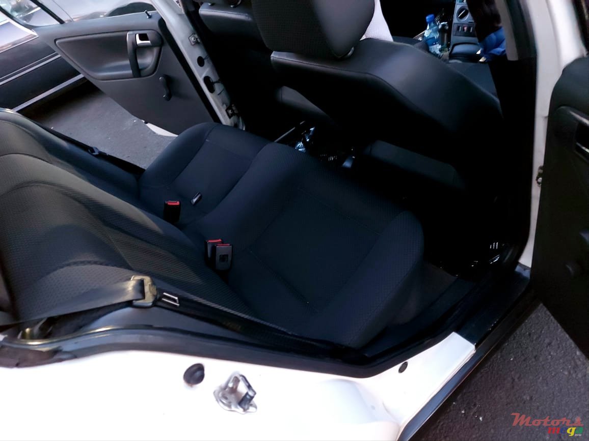 2001' Volkswagen Polo photo #2