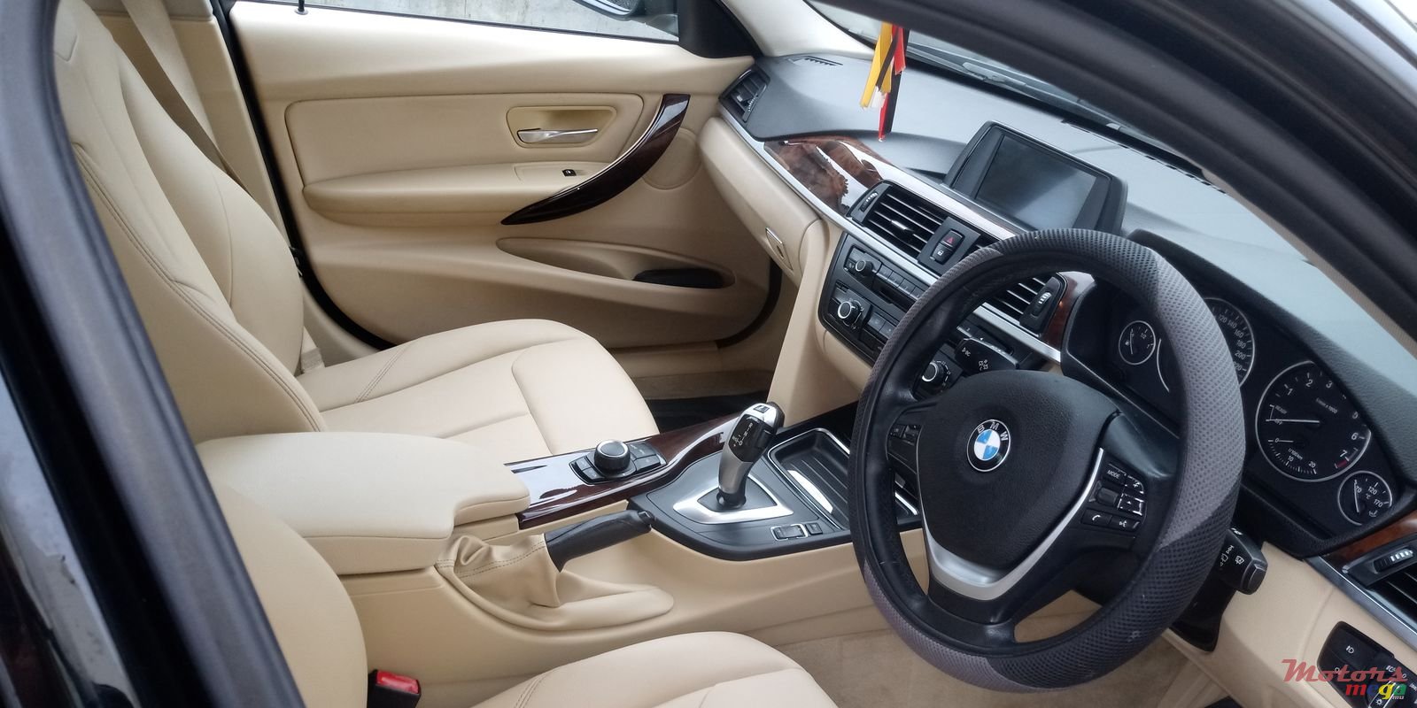 2014' BMW 3 Series Sedan photo #3