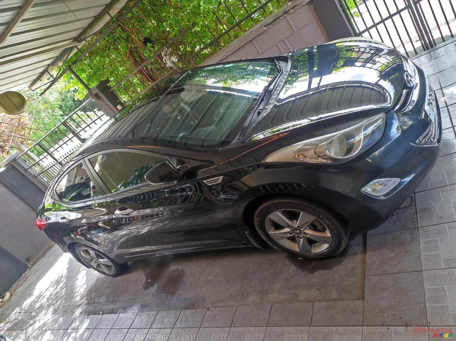 2013' Hyundai Elantra photo #2