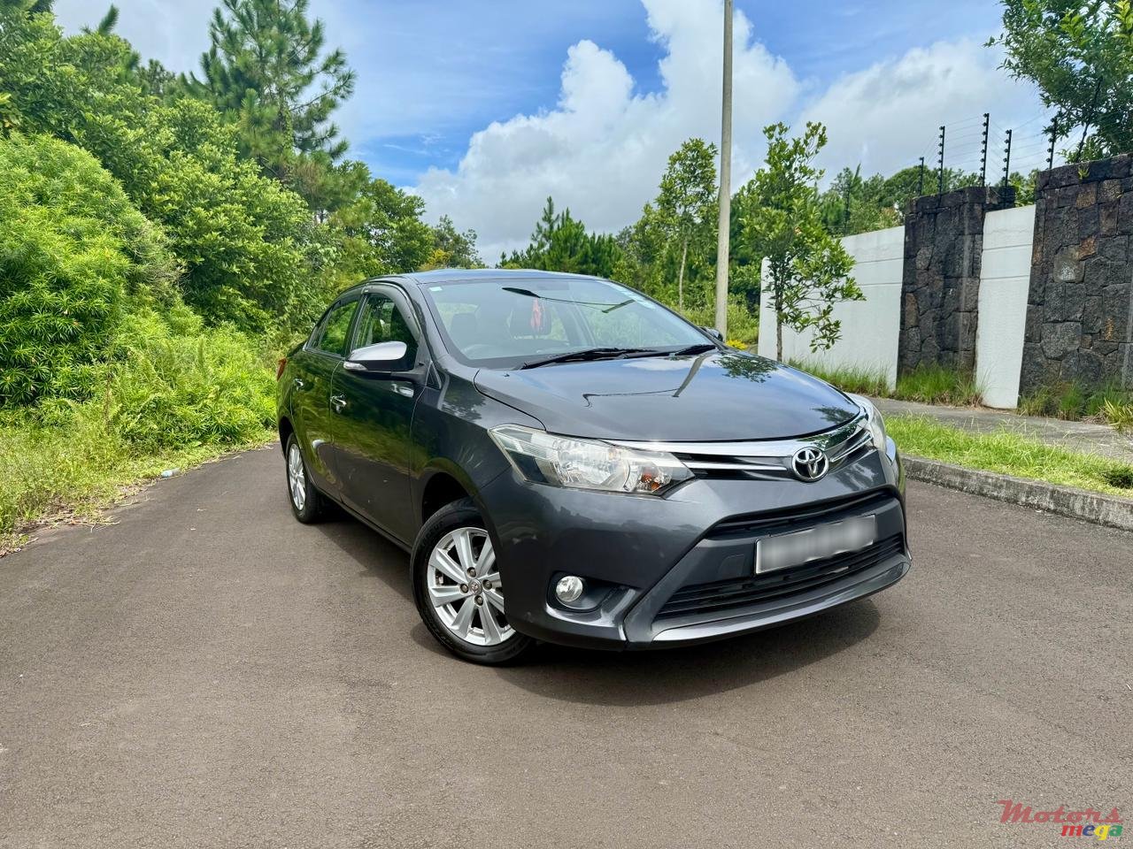 2017' Toyota Yaris photo #6