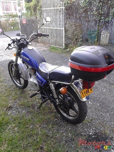 2010' Suzuki GN125 serie V photo #1