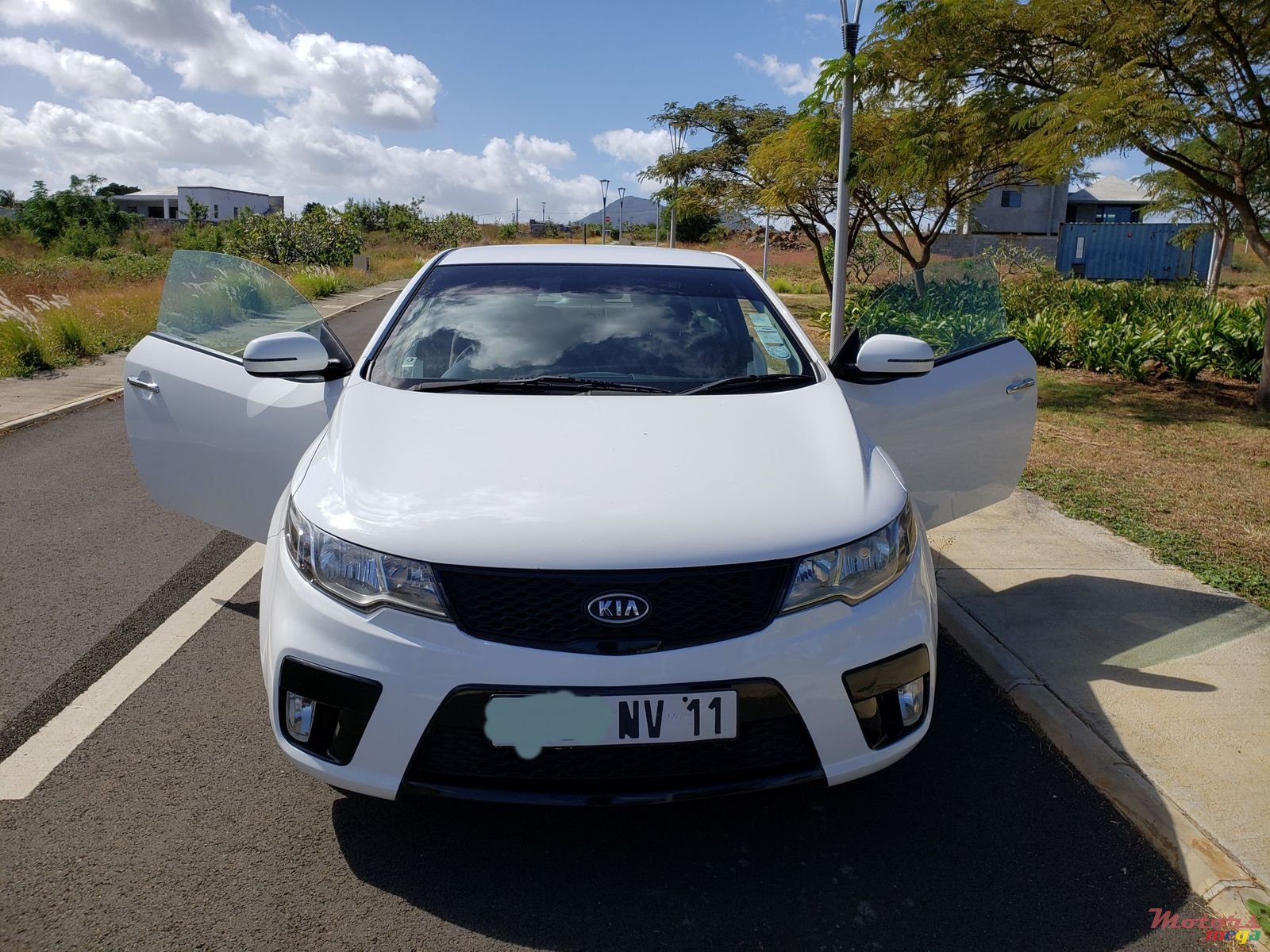 2011' Kia Cerato Koup photo #2