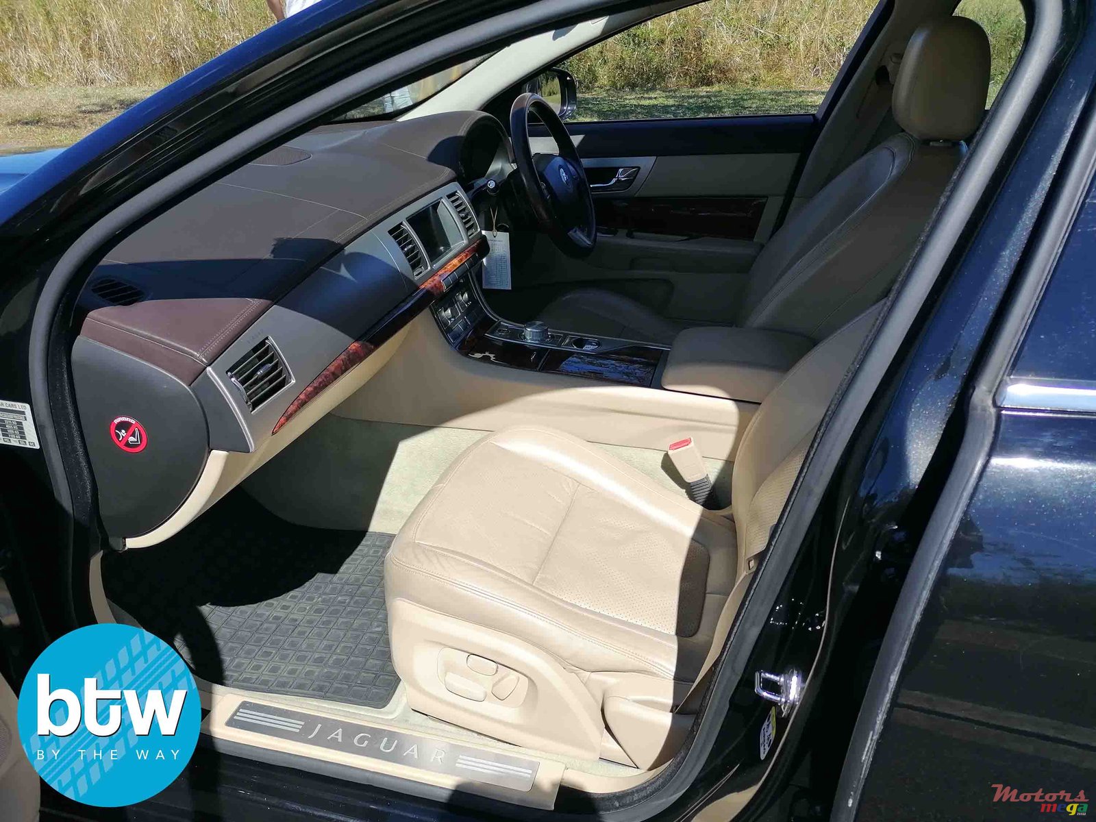 2010' Jaguar XF photo #4