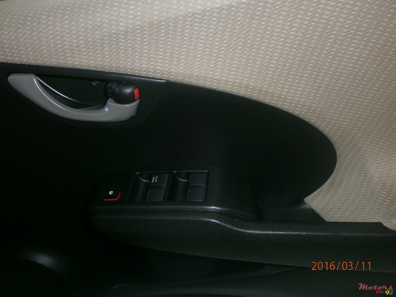 2012' Honda Fit hybrid photo #7