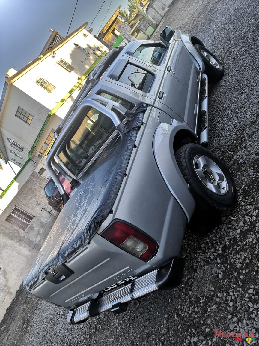 2005' Nissan Hardbody 3.0 Turbo photo #2