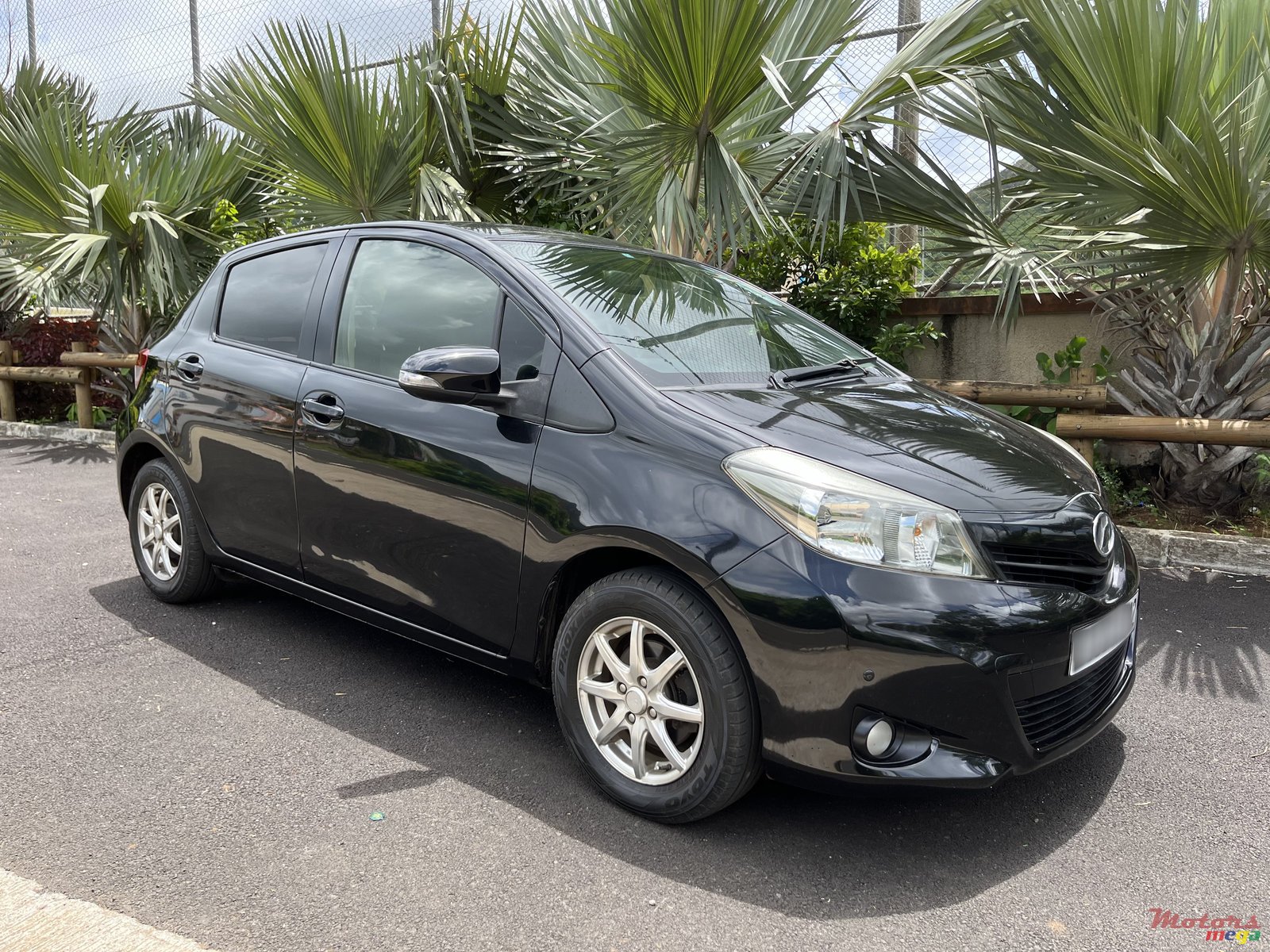 2012' Toyota Vitz photo #1